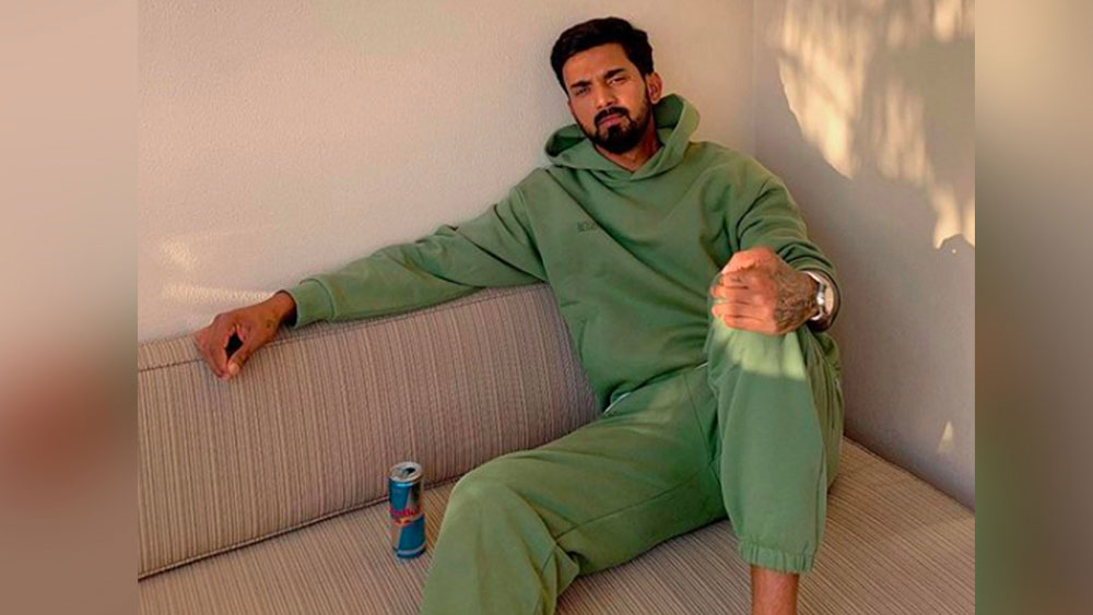 খুব কম আসবাব রয়েছে লিভিং রুমে। রয়েছে বিশালাকার একটা আরামদায়ক সোফা, টেবিল। দেওয়াল সেজেছে আলোর শেড-এ। কাঠের একটা সাইড টেবিলও রয়েছে।