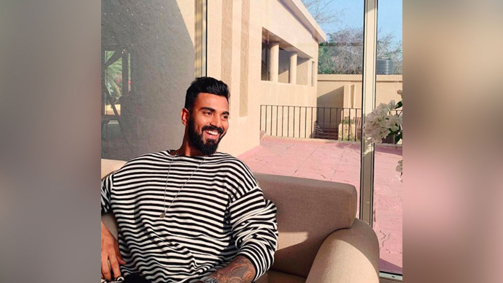 ব্যালকনি খুব পছন্দের জায়গা রাহুলের। ঘণ্টার পর ঘণ্টা এখানে বসেই অবসর সময় কাটান তিনি।