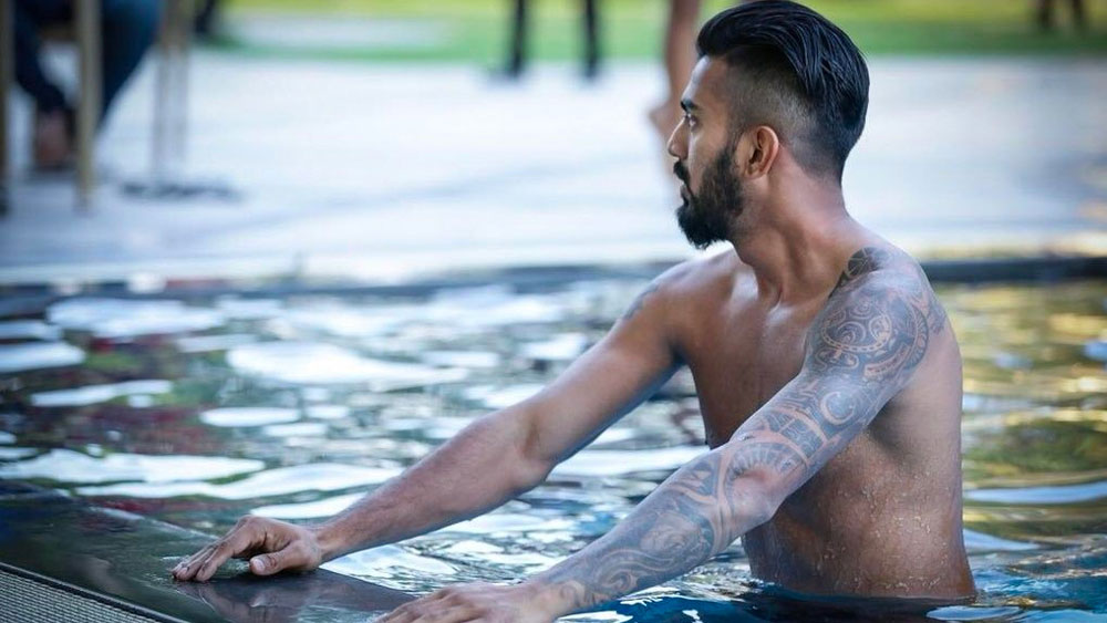 বাবা লোকেশ ছিলেন সুনীল গাওস্করের ভক্ত। গাওস্করের খেলা দেখেই তিনি ছেলেকে ক্রিকেটার করার স্বপ্ন দেখেছিলেন। সেই স্বপ্ন পূরণ করেছেন রাহুল।