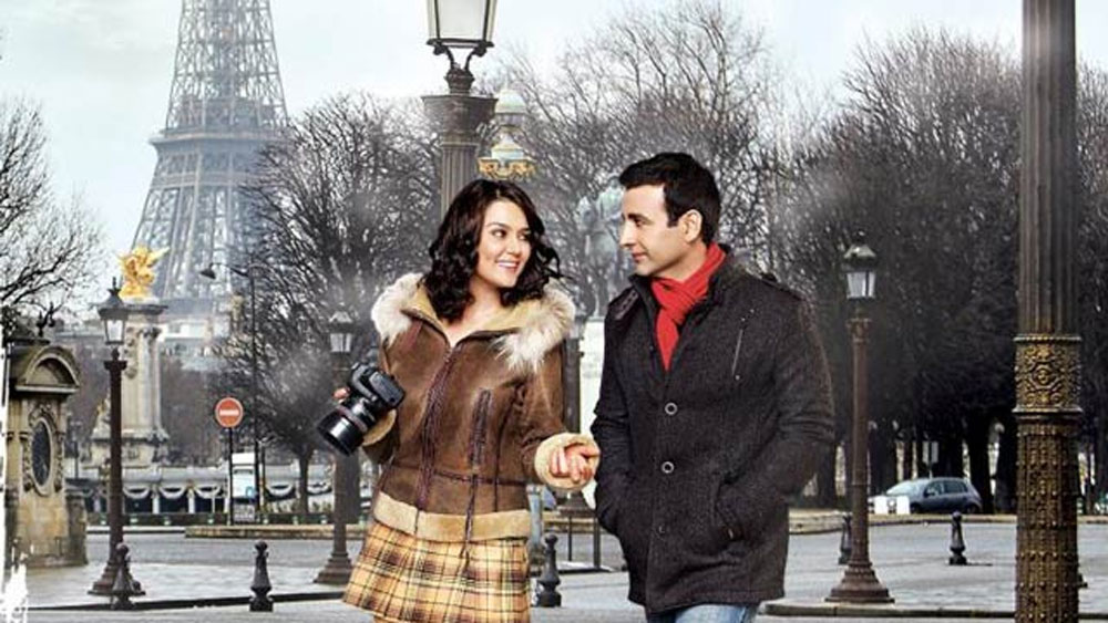 প্রীতির নিজের প্রযোজনার ফিল্ম ছিল ‘ইসক ইন প্যারিস’। এই ফিল্মের ডায়লগ লিখেছিলেন আব্বাস টায়ারওয়ালা। প্রীতির বিরুদ্ধে কয়েক লাখ টাকার চেক বাউন্সের অভিযোগ করেছিলেন তিনি।