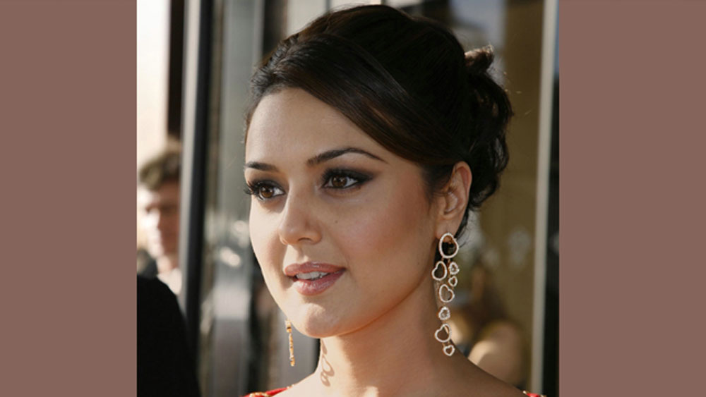 এর পর মাফিয়াদের কোপের মুখে পড়েন প্রীতি। প্রীতির মুখের সঙ্গে মিল রয়েছে এমন পর্নস্টারের নগ্ন ভিডিয়ো ভাইরাল করে দেওয়া হয়েছিল।