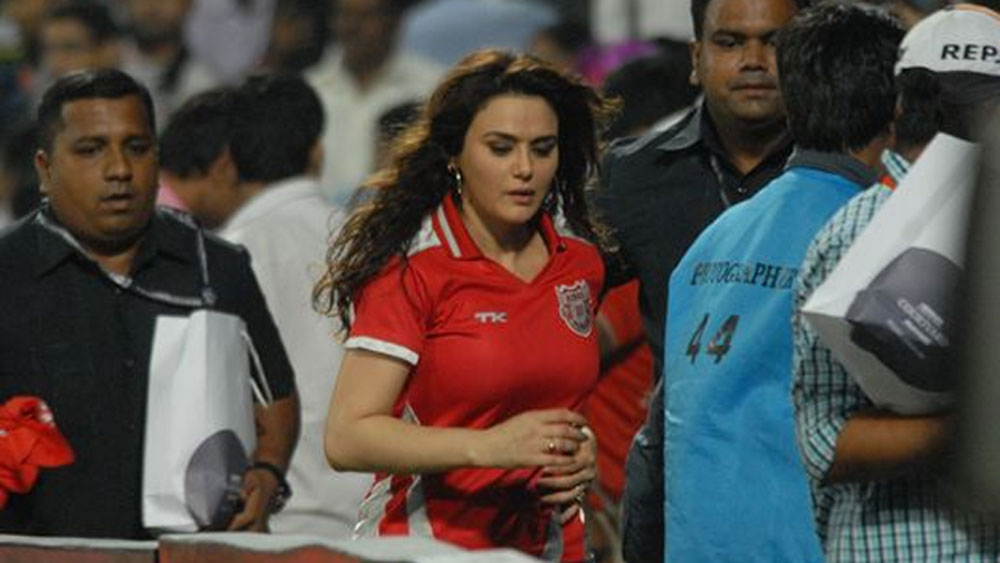 তবে প্রীতির জীবনে বোধহয় সবচেয়ে বড় বিতর্ক তাঁর দীর্ঘ দিনের প্রেমিক ব্যবসায়ী নেস ওয়াদিয়াকে নিয়েই।