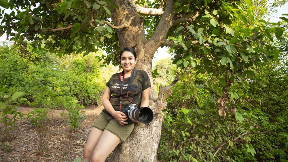 সংবাদপত্রে ঐশ্বর্যা পড়েছিলেন পশ্চিমঘাট জঙ্গলে বর্ষায় জোনাকিদের মেলা বসে। সেই ছবি তুলতে পানভেলে নিজের বাড়ি থেকে চলে গিয়েছিলেন ভান্ডারডারা। তার পর স্থানীয় বাসিন্দাদের সঙ্গে রাতের অন্ধকারে আড়াই ঘণ্টা হেঁটে পৌঁছেছিলেন সহ্যাদ্রির ঢালে ঘন বনে।