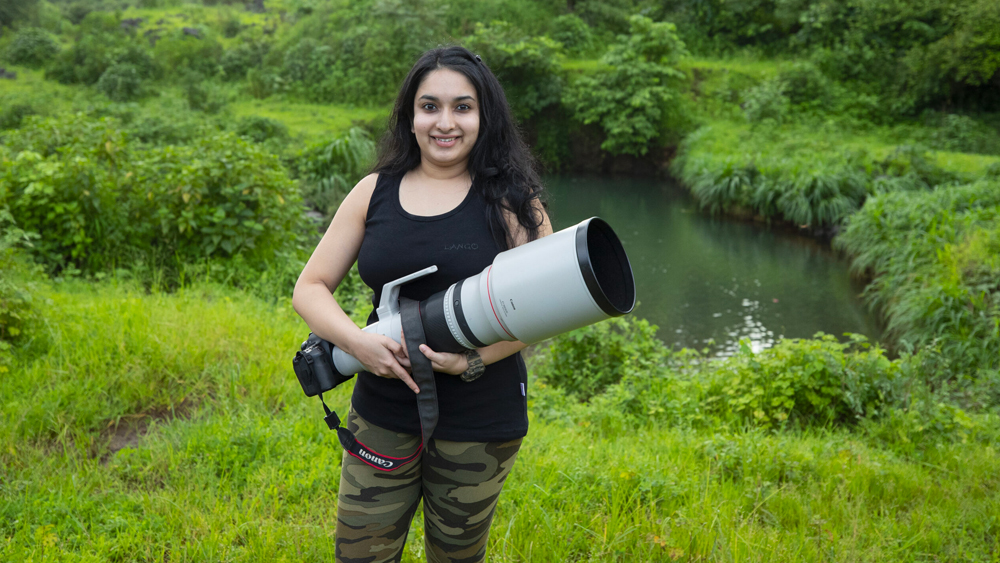 পথে নিশাচর বন্য প্রাণীর সঙ্গে সাক্ষাৎ থেকে গাছের শিকড়ে পা বেঁধে হোঁচট খাওয়া— ছিল সব অভিজ্ঞতাই। কিন্তু সব কষ্ট ম্লান হয়ে গিয়েছিল জোনাকিদের লক্ষ আলোর সৌন্দর্যে। প্রথম বারের ছবিতে মন ভরেনি। দ্বিতীয় বার আকাশের তারা আর বনের জোনাকিদের ধরেছিলেন একই ফ্রেমে। সেই ছবিই বাজিমাত করল আন্তর্জাতিক মহলে।
