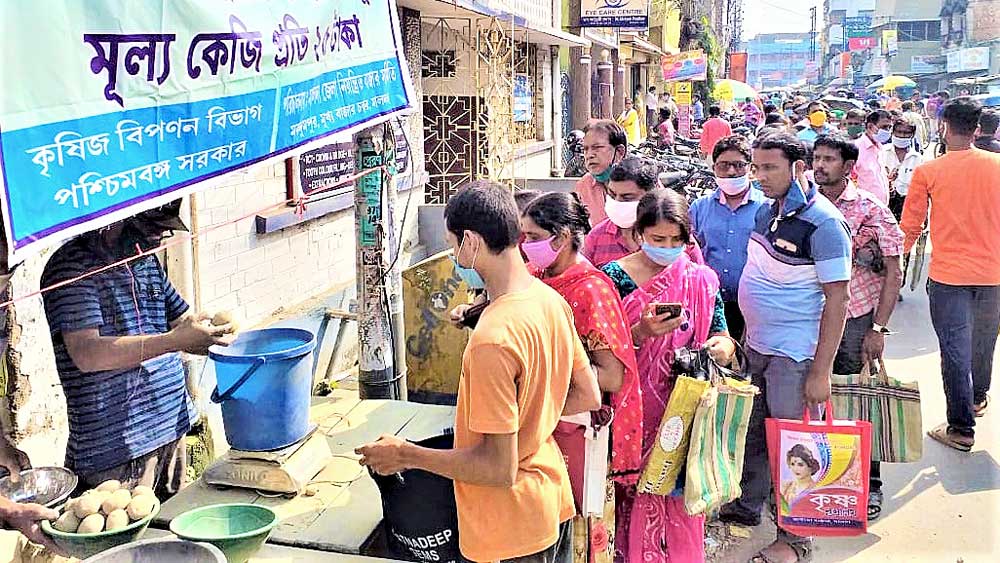 মকদমপুরে সরকারি স্টলে লম্বা লাইন গ্রাহকদের। নিজস্ব চিত্র।