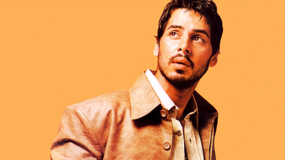 ডিনোর জন্ম ১৯৭৫ সালের ৯ ডিসেম্বর। তাঁর বাবা ছিলন ইতালীয়। মা, কেরলের মেয়ে। দাদা নিকোলো এবং ভাই সান্তিনোর সঙ্গে ডিনোর বেড়ে ওঠা বেঙ্গালুরুতেই। বেঙ্গালুরুর মিলিটারি স্কুল এবং ক্ল্যারেন্স হাইস্কুলের পরে স্নাতক স্তরে ডিনোর পড়াশোনা সেন্ট জোসেফস কলেজে।