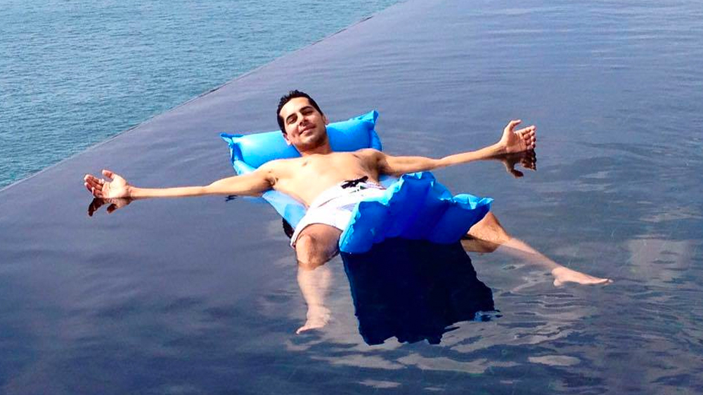 কলেজের পর থেকেই ডিনো অল্পবিস্তর মডেলিং শুরু করেন। সুঠাম চেহারা এবং সৌম্যদর্শন মুখে মডেলিংয়ের দুনিয়ায় জনপ্রিয়তা পেতে সময় লাগেনি।