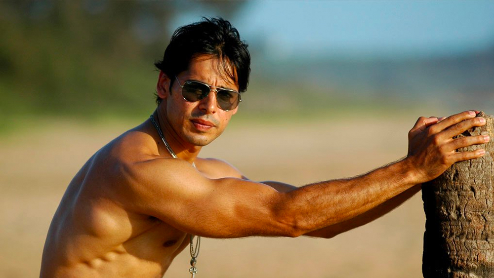 ব্যক্তিগত পরিসরের পাশাপাশি ডিনো খোলামেলা তাঁর কেরিয়ার নিয়েও। তাঁর দাবি, তিনি বেছে বেছে ছবিতে অভিনয় করেছেন। তাই তাঁর ছবির সংখ্যা কম। স্বজনপোষণকেও কাঠগড়ায় দাঁড় করাতে চান না তিনি।