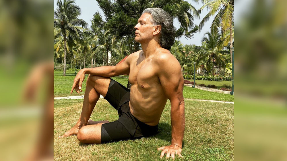 গোয়ার সমুদ্রসৈকতে নগ্ন হয়ে তিনি দৌড়লেন। উপলক্ষ ছিল ৫৫ বছরের জন্মদিন উদ্‌যাপন।