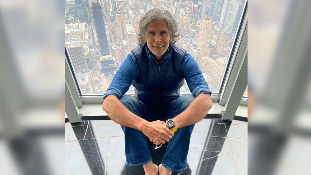 তবে এই প্রথম বার নিজের নগ্ন ছবি শেয়ার করলেন না মিলিন্দ। এর আগেও নগ্ন হয়ে বিতর্কে জড়িয়েছিলেন।