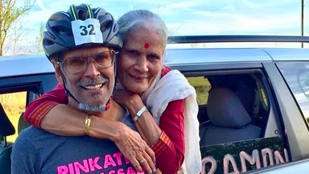 মিলিন্দের জন্ম ১৯৬৫ সালের ৪ নভেম্বর স্কটল্যান্ডের গ্লাসগো শহরে। তাঁর বাবা ছিলেন বিজ্ঞানী আর মা বায়োকেমিস্ট। ৭ বছর বয়সে বাবা-মায়ের সঙ্গে গিয়েছিলেন ইংল্যান্ড। ৮ বছর বয়সে চলে আসেন মুম্বইয়ে। তার পর সেখানেই বড় হওয়া।