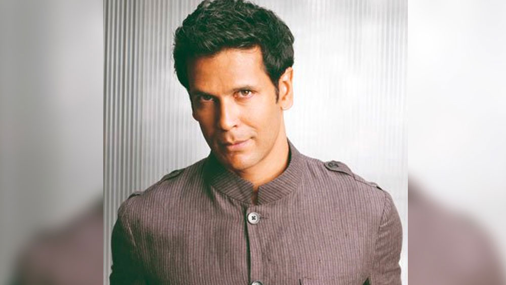 সুপারমডেল মিলিন্দ খুব মেধাবীও ছিলেন। বাইকুল্লার এম এইচ সাবু সিদ্দিক পলিটেকনিক কলেজ থেকে ইলেকট্রিক্যাল ইঞ্জিনিয়ারিংয়ে ডিপ্লোমা রয়েছে।