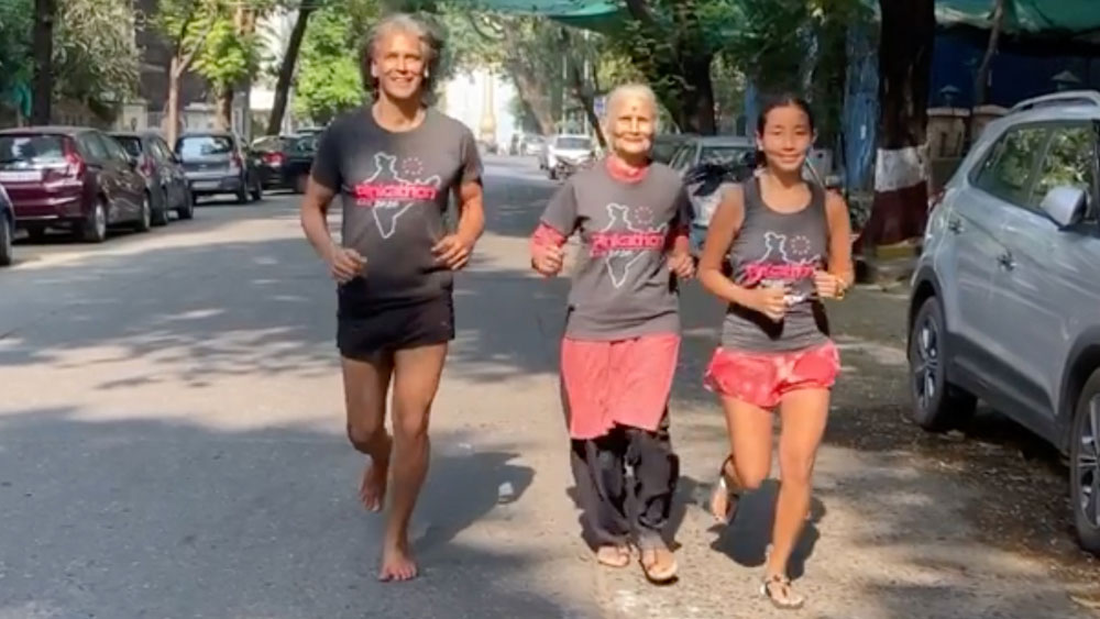 মিলিন্দ সোনমের ৮১ বছরের মা ছেলের মতোই ফিট। এই বয়সেও ছেলে-বৌমার সঙ্গে সমানতালে দৌড়ন।