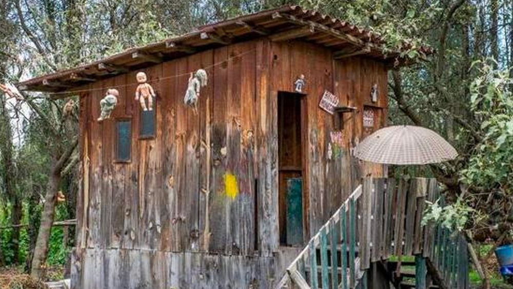 পরিবার ত্যাগ করে জনমানবশূন্য এই দ্বীপে এক সময় বসবাস করতে শুরু করেন ডন জুলিয়ান সান্তানা বরেরা নামে এক ব্যক্তি। জুলিয়ান নামে এই ব্যক্তির জীবনের সঙ্গেই লুকিয়ে রয়েছে এই পুতুল দ্বীপের রহস্য।