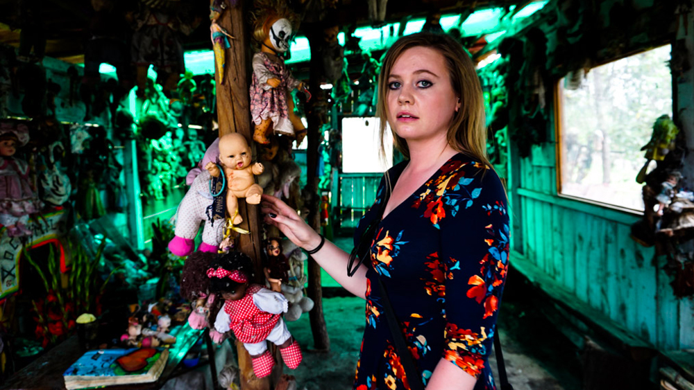 অনেক পর্যটকই ওই বাচ্চা মেয়ে এবং জুলিয়ানকে সম্মান জানাতে সঙ্গে করে পুতুল নিয়ে এসে দ্বীপের গাছে ঝুলিয়ে দেন।