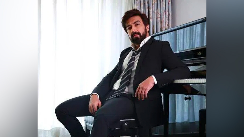 টেলিভিশনের পাশাপাশি বড় পর্দাতেও আশিসের কেরিয়ার শুরু ১৯৯৫ সালে। প্রথম ছবি ছিল ‘দিল কা ডক্টর’। দ্বিতীয় সুযোগের জন্য তাঁকে অপেক্ষা করতে হয়েছিল ৪ বছর। ১৯৯৯ সালে মুক্তি পায় আশিসের দ্বিতীয় ছবি ‘চলো আমেরিকা’।