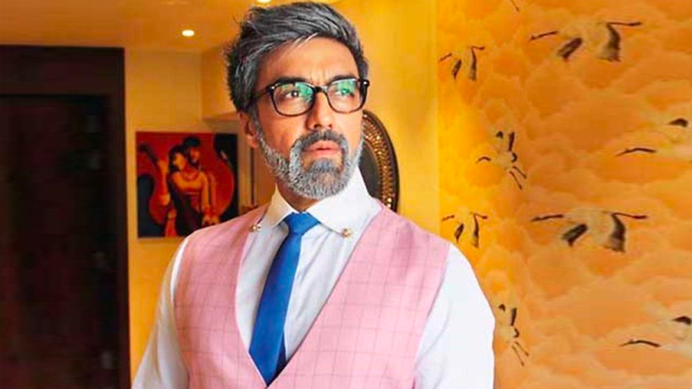 মুম্বইয়ে ২৬-১১ হানায় প্রাণ হারিয়েছিলেন আশিসের বোন মনিকা এবং তাঁর স্বামী অজিত। এর পরই মানসিক ভাবে বিধ্বস্ত হয়ে পড়েছিলেন আশিস। মুখোমুখি হয়েছিলেন চরম আর্থিক ক্ষতিরও।