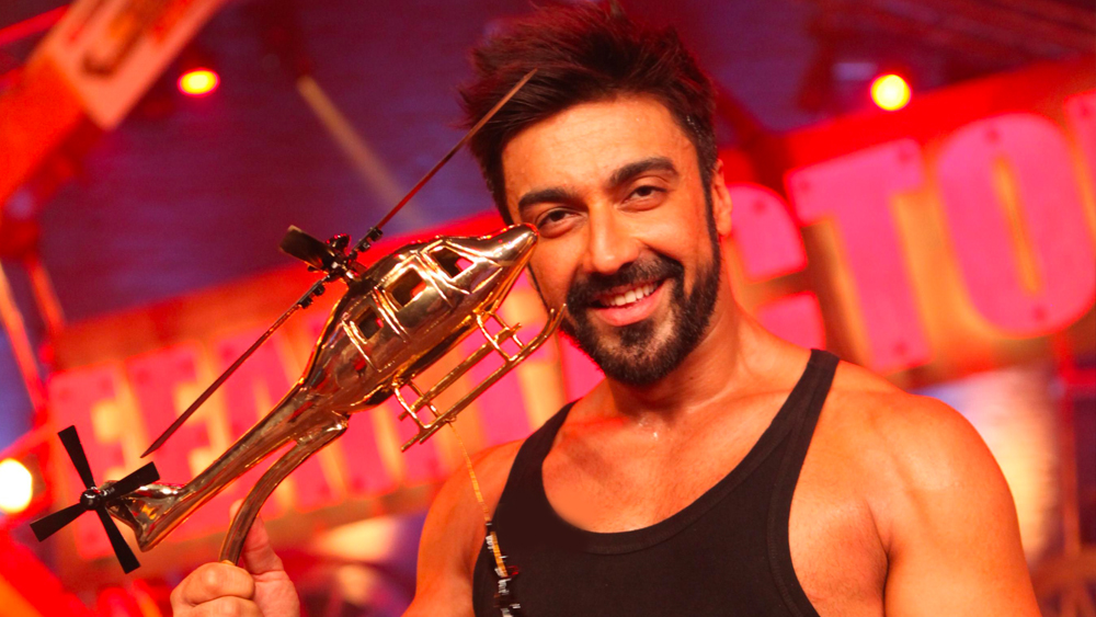 স্ত্রী এবং বন্ধুদের সাহায্যে সমস্যা কাটিয়ে ওঠেন বলে জানিয়েছেন আশিস। তাঁর কথায়, স্ত্রী শমিতার সাহায্য না পেলে তিনি হতাশা থেকে মুক্তি পেতেন না। আর্থিক দিক থেকে বন্ধুরা সব সময় তাঁর পাশে থেকেছেন বলে জানান এই অভিনেতা।