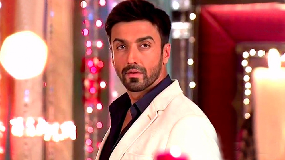 অভিনয়ের পাশাপাশি আশিস একটি স্বেচ্ছাসেবী সংস্থা পরিচালনা করেন। সংস্থার তরফে একটি নাইট স্কুল চালানো হয়।