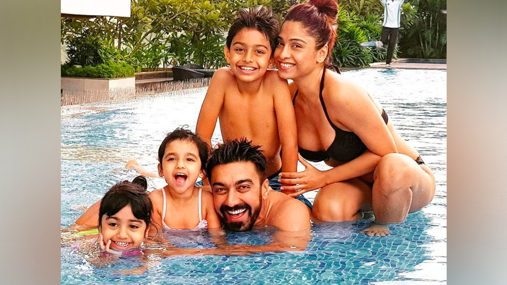 ফিটনেস সচেতন আশিস অনেকটা সময় দেন শরীরচর্চার পিছনেও। জিমে দীর্ঘ সময় কাটানোর পাশাপাশি তাঁর প্রধান শখ বেড়াতে যাওয়া এবং সাঁতার কাটা। সময় পেলেই তিনি নেমে পড়েন সুইমিং পুলে।