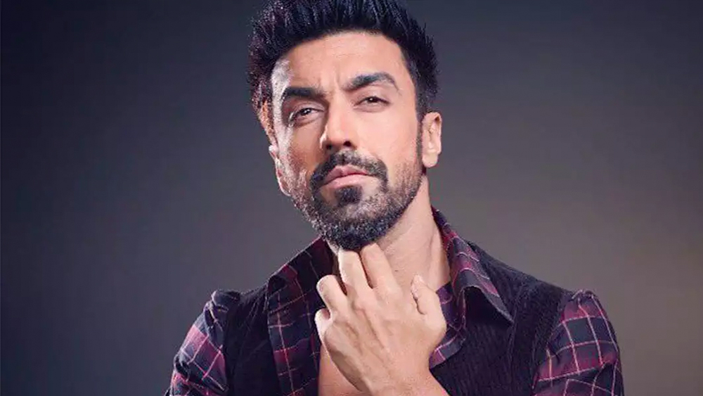 অভিনয় ছাড়াও তাঁর আরও কিছু ব্যবসা আছে। একটি বিজ্ঞাপন সংস্থার মালিক তিনি।