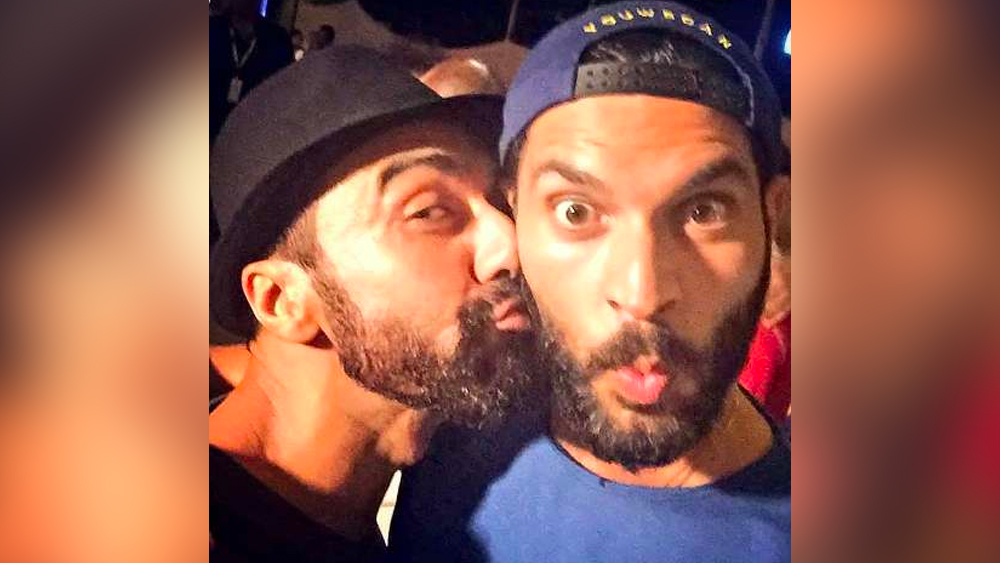 বন্ধুদের সঙ্গে হইহুল্লোড় করতে ভালবাসেন আশিস। ক্রিকেটার যুবরাজ সিংহও তাঁর অন্তরঙ্গ বন্ধুদের মধ্যে একজন।