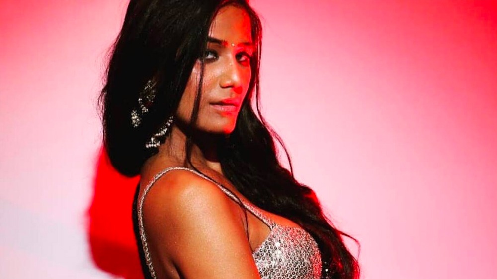 ‘নশা’ ছবির পোস্টার ঘিরে তীব্র হয়েছিল বিতর্ক। পোস্টারে পুনমের শরীর আবৃত করে ছিল মাত্র দু’টি প্ল্যাকার্ড। মুম্বই জুড়ে এই পোস্টার ঘিরে বিক্ষোভ চরমে উঠেছিল।