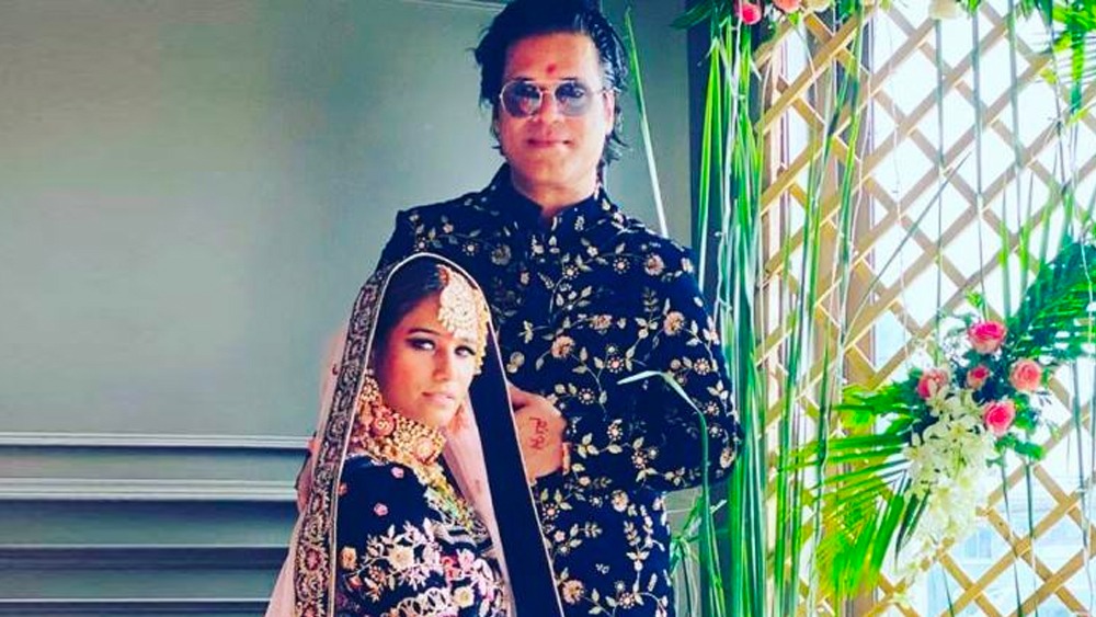 দু’বছর লিভ-ইন সম্পর্কে থাকার পর এ বছর ১ সেপ্টেম্বর আলোকচিত্রী স্যাম বম্বেকে বিয়ে করেন পুনম। কিন্তু প্রেমের সুর কাটল গোয়ায় মধুচন্দ্রিমায় গিয়েই।