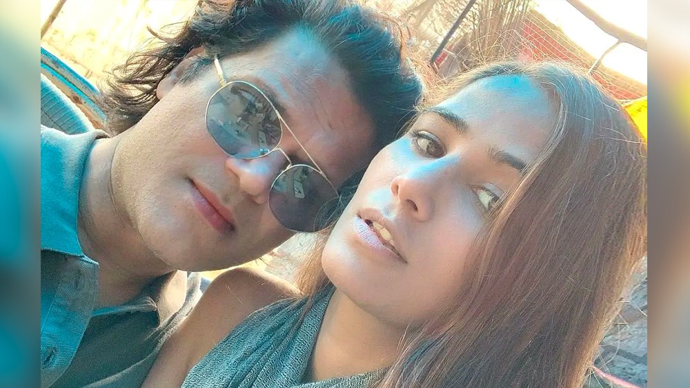 দক্ষিণ গোয়ার ক্যানাকোনা থানায় স্বামী স্যাম বম্বের বিরুদ্ধে শ্লীলতাহানি এবং শারীরিক নির্যাতনের অভিযোগ দায়ের করেন পুনম। তাঁর অভিযোগের জেরে গ্রেফতারও করা হয় স্যামকে।