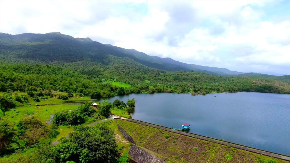 বিতর্ক কিন্তু পিছু ছাড়ল না। এ বার পুনম এবং স্যাম দু’জনেই গোয়া পুলিশের হাতে গ্রেফতার হলেন। অভিযোগ ছিল, দক্ষিণ গোয়ার ক্যানাকোনায় চাপোলি বাঁধের উপরে তাঁরা অশ্লীল ভিডিয়ো শ্যুট করছিলেন।