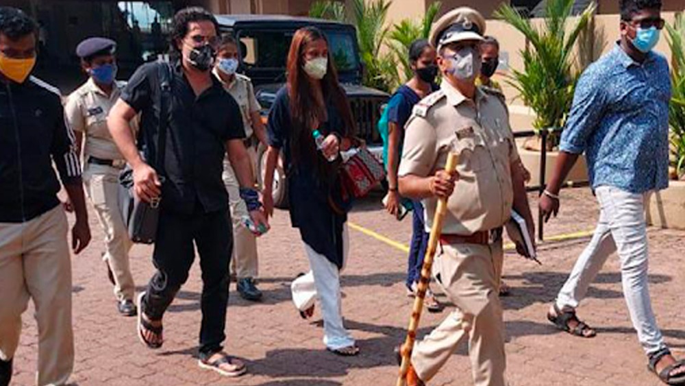 গোয়ার কালাঙ্গুটে এলাকার একটি পাঁচতারা হোটেল থেকে গ্রেফতার করা হয় পুনম ও স্যামকে। হোটেল ছেড়ে রওনা দেওয়ার মুখেই তাঁরা গ্রেফতার হন।