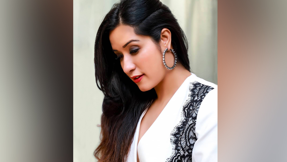 বেশিরভাগ বাড়িতেই তাঁর মুখের উপর দরজা বন্ধ করে দেওয়া হত। এ সব নিয়ে প্রথম প্রথম খুব ভেঙেও পড়তেন তিনি। তবে হাল ছাড়েননি। মাত্র এক বছরের মধ্যে তিনিই আবার এই পেশায় এতটাই দক্ষ হয়ে ওঠেন যে, তাঁকে ওই সেলস কোম্পানি সুপারভাইজারের পদে উত্তীর্ণ করে।