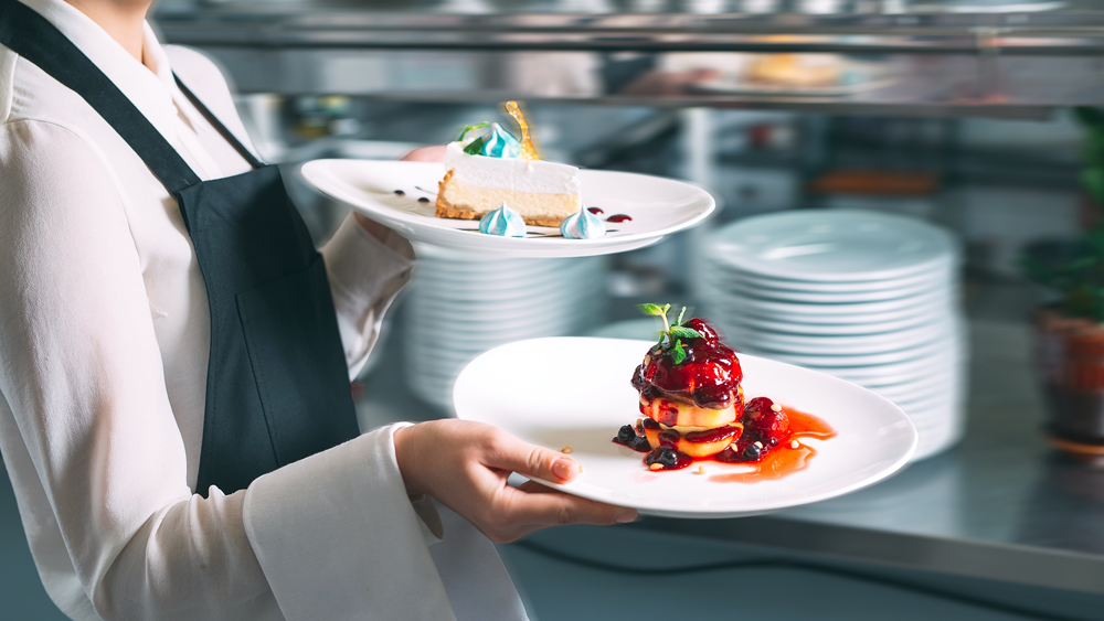 নানা রকমের কাজ করেছেন চিনু। রেস্তরাঁয় ওয়েট্রেস-এর কাজও করেছেন। এমন দিনও গিয়েছে তাঁর যখন সারাদিন সেলস-এর কাজ করার পর সন্ধ্যা ৬টা থেকে রাত ১১টা পর্যন্ত রেস্তরাঁয় খাবার পরিবেশন করে উপার্জন করেছেন। উপার্জন করেছেন মডেলিং থেকেও।