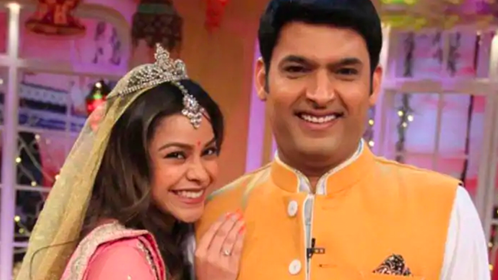 প্রবাসী বাঙালি সুমনার জন্ম লখনউয়ে। সুমনার জন্মের কিছু বছর পরেই তাঁর বাবা কর্মসূত্রে মুম্বই চলে আসেন। অন্ধেরি ইস্ট এলাকায় এক আবাসনে থাকতেন চক্রবর্তী পরিবার। মুম্বইয়ের জয় হিন্দ কলেজ থেকে স্নাতক স্তরের পড়াশোনা সম্পূর্ণ করেন সুমনা।