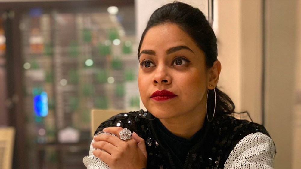 কিন্তু তাঁর বাড়ি থেকে স্পষ্ট জানিয়ে দেওয়া হয়, অভিনেত্রী হওয়ার আগে স্নাতক হতে হবে। কলেজের পাঠ শেষ করে সুমনা যোগ দেন থিয়েটার গ্রুপে। সে সময় টিভি সিরিয়াল এবং থিয়েটার, দু’টিতেই তিনি সমানতালে অভিনয় করতেন।