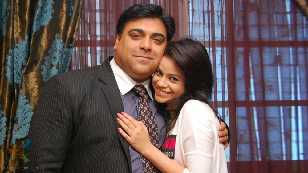 থিয়েটার থেকে যা উপার্জন হচ্ছিল সেটা কোনও ভাবেই যথেষ্ট ছিল না। বাধ্য হয়ে সুমনা পুরোপুরি টেলিভিশনে অভিনয় শুরু করেন। ২০১১ সালে তিনি সুযোগ পান একতা কপূরের সিরিয়াল ‘বড়ে অচ্ছে লগতে হ্যায়’-তে। সিরিয়ালে তাঁর অভিনীত
চরিত্র ‘নাতাশা কপূর’ খুবই জনপ্রিয় হয়।