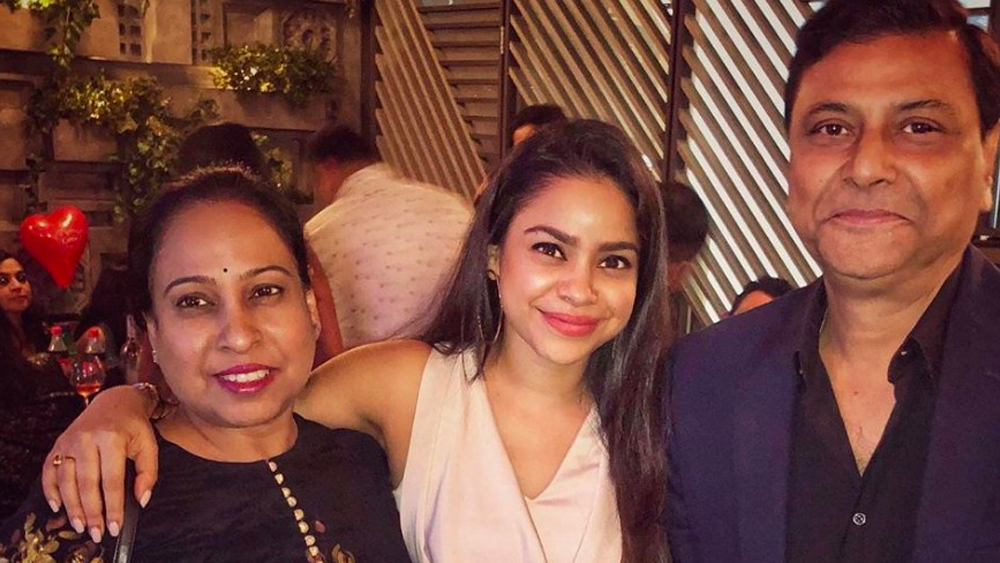 যে মুম্বই সুমনাকে যশ ও খ্যাতি দিয়েছে, সেই শহর থেকে আঘাতও পেয়েছে চক্রবর্তী পরিবার। ২০১৭ সালে একবার সুমনার মা অসুস্থ হয়ে পড়েন। বাড়ির কাছেই হাসপাতালে নিয়ে যাওয়ার জন্য সুমনার বাবা একটি অটোরিকশাকে ডাকেন।