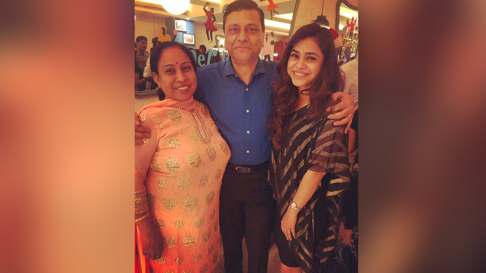 কিন্তু অভিযোগ, অত কম দূরত্বে যেতে রাজি ছিলেন না অটোচালক। তাঁর সঙ্গে কথা কাটাকাটিতে জড়িয়ে পড়েন সুমনার বাবা। অভিযোগ, প্রথমে অটোচালক চলে গেলেও পরে ফিরে আসেন। শুধু তাই নয়। সুমনার বাবার মাথায় তিনি পাথর দিয়ে আঘাতও করেন।