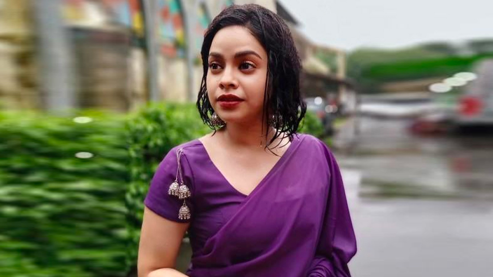 এই খবরের সূত্র ধরে ছোট-বড় অনেক সংবাদমাধ্যমই প্রতিবেদন প্রকাশ করে। কিন্তু তার জেরে ক্ষুব্ধ হন সুমনা। পাল্ট টুইট করে জানান, তিনি নিয়মিত প্রথম সারির কমেডি শো-এর অংশ। তাহলে কেন বলতে যাবেন তাঁর কাছে কাজ নেই?