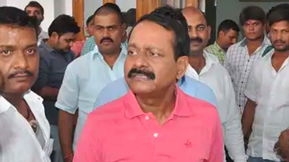 উত্তরপ্রদেশের পূর্বাঞ্চল এলাকার এককালের ‘মুকুটহীন সম্রাট’ মুন্না বজরঙ্গির কাহিনি বলিউডি ফিল্মের থেকে থেকে কম নাটকীয় নয়। গ্যাংস্টার থেকে রাজনীতির আঙিনায় পা রাখা মুন্না বজরঙ্গির উত্থান হয়েছিল ত়়ড়ি়ৎ গতিতে। প্রায় দুই দশক ধরে উত্তরপ্রদেশের মির্জাপুর, জৌনপুর এবং বারাণসীতে এক সময় তারই রাজত্ব চলত। ওই সময়ের মধ্যে নানা অপরাধের সঙ্গে সঙ্গে ৪০টিরও বেশি খুনের সঙ্গে নাম জড়িয়েছে মুন্নার।