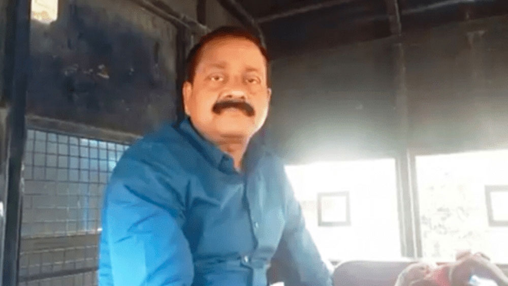 মুন্না বজরঙ্গির আসল নাম প্রেমপ্রকাশ সিংহ। জন্ম ১৯৬৭ সালে। তাঁর আদি বাসস্থান সম্পর্কে বিশেষ কিছু জানা না গেলেও অনেকেই জানিয়েছেন, ছোটবেলা থেকে বন্দুক-পিস্তলের প্রতি টান ছিল মুন্নার। পঞ্চম শ্রেণিতেই স্কুলের পড়াশোনায় ইতি।