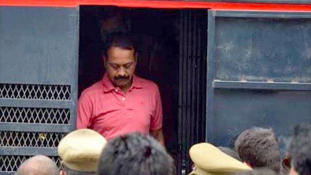 মুন্নার জীবনের শুরুটা অবশ্য হয়েছিল কার্পেট বোনার কারিগর হিসেবে। কম বয়সেই অপরাধ জগতে প্রবেশ। ১৭ বছরে বয়সেই প্রথম খুন। এর পর ধীরে ধীরে সুপারি কিলার থেকে উত্তরপ্রদেশের মির্জাপুরের ডন হয়ে ওঠেন তিনি।