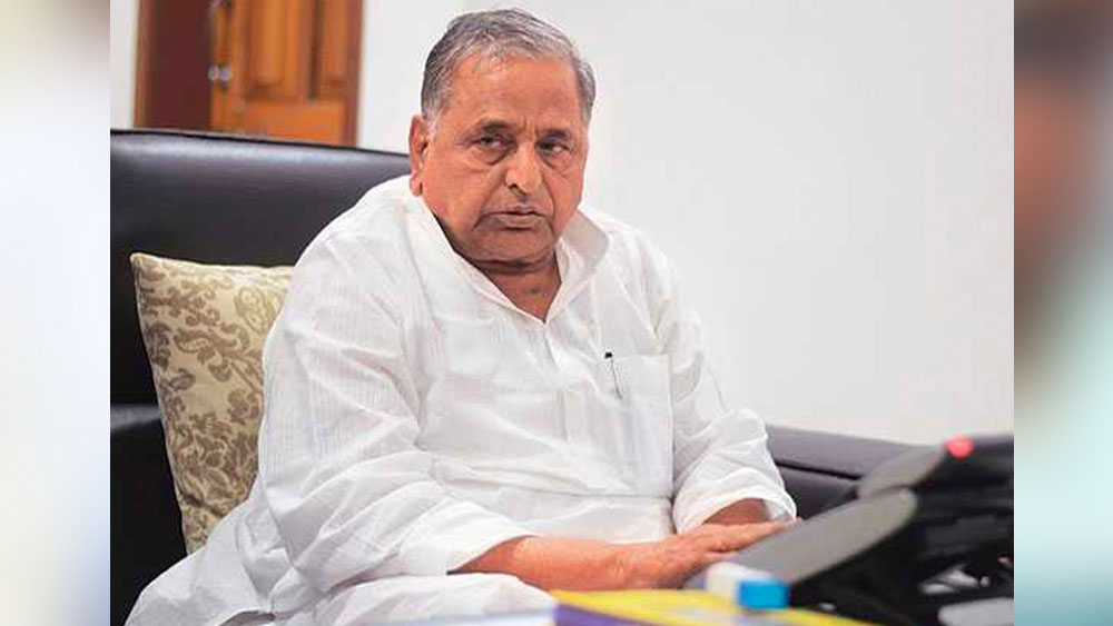 নয়ের দশকে মুলায়ম সিংহ যাদবের আমলে উত্তরপ্রদেশে মাফিয়াদের রমরমা কম ছিল না। মুখতারের উত্থানও সে সময়। ১৯৯৬ সালে মউ বিধানসভা কেন্দ্র থেকে মুলায়মের দল সমাজবাদী পার্টির টিকিটে ভোটে লড়ে জিতেছিলেন তিনি। রাজনীতিতে আসার আগে মুখতার সে সময় ত্রাস ছড়িয়েছিলেন মাফিয়া হিসেবে। ধীরে ধীরে সেই মুখতারের ডান হাত হয়ে ওঠেন মুন্না।