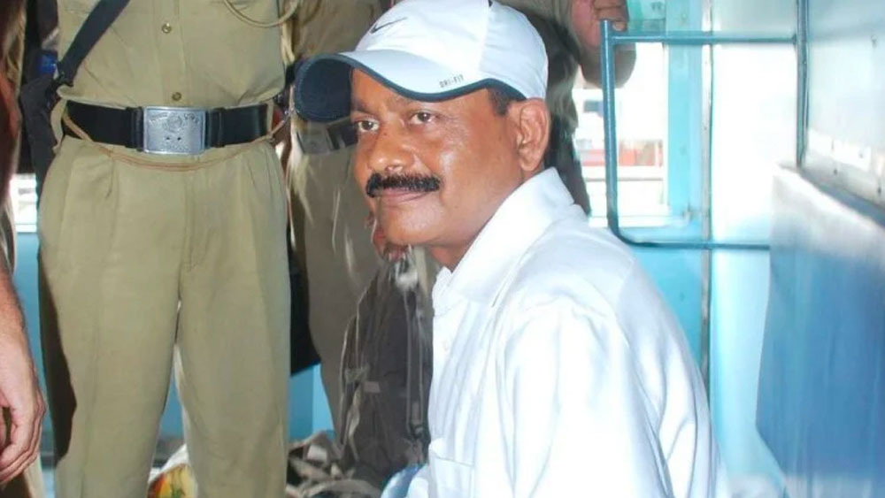 মুখতারের উত্থানের সময় উত্তরপ্রদেশের ঘরে ঘরে আতঙ্কের পরিবেশ তৈরি করেছিল তাঁর দলবল। একে-৫৬ রাইফেলের পাশাপাশি অন্য অস্ত্রের ঝলকানি দেখা যেত ভাদোহী মউ, গাজিপুর, বারাণসী অথবা জৌনপুরের অলিগলিতে। আর মুন্নার নামের পাশে চকচক করত সুপারি কিলারের তকমা।