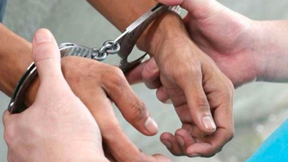 ২০০৯ সালে মুম্বইয়ের মালাড এলাকায় মুন্নাকে গ্রেফতার করে পুলিশ। নিজের আসল নামেই সেখানে থাকছিলেন মুন্না। গ্রেফতারির পর জেলে ঠাঁই হয় তাঁর। জেলে থাকতে থাকতেই রাজনীতিতেও পা রাখেন মুন্না।