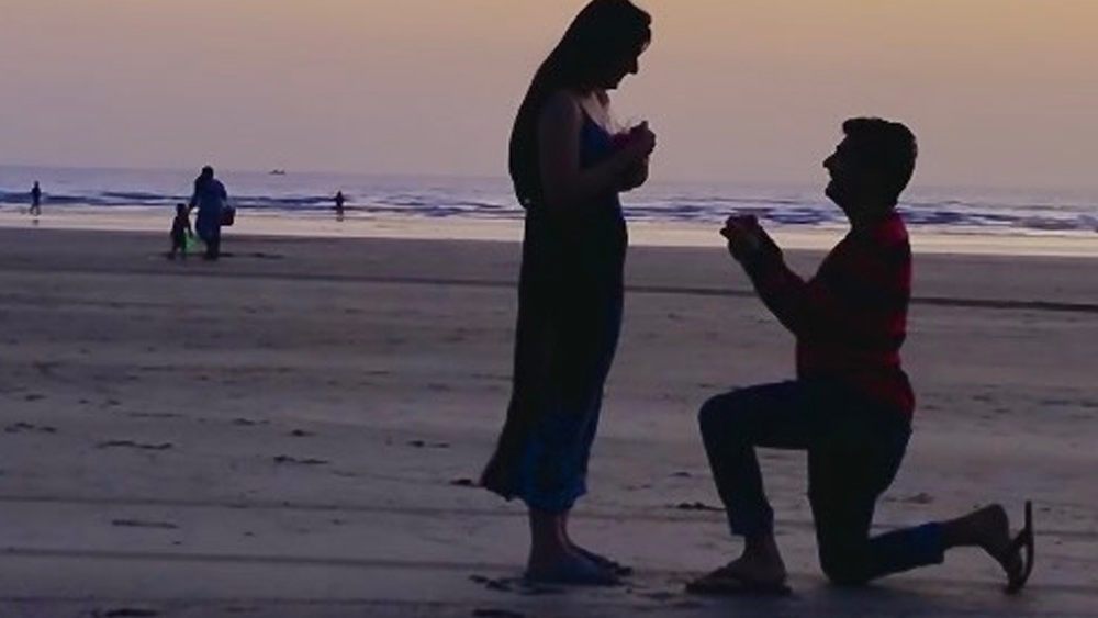 গত অক্টোবরে বান্ধবীর কাছে প্রেম নিবেদনের সেই ছবি ইনস্টাগ্রামে পোস্ট করে তিনি লেখেন, ‘১ বছর আগের সেই সুন্দর দিন, যখন সে সম্মতি জানিয়েছিল! আর মাত্র ৪ মাস’।