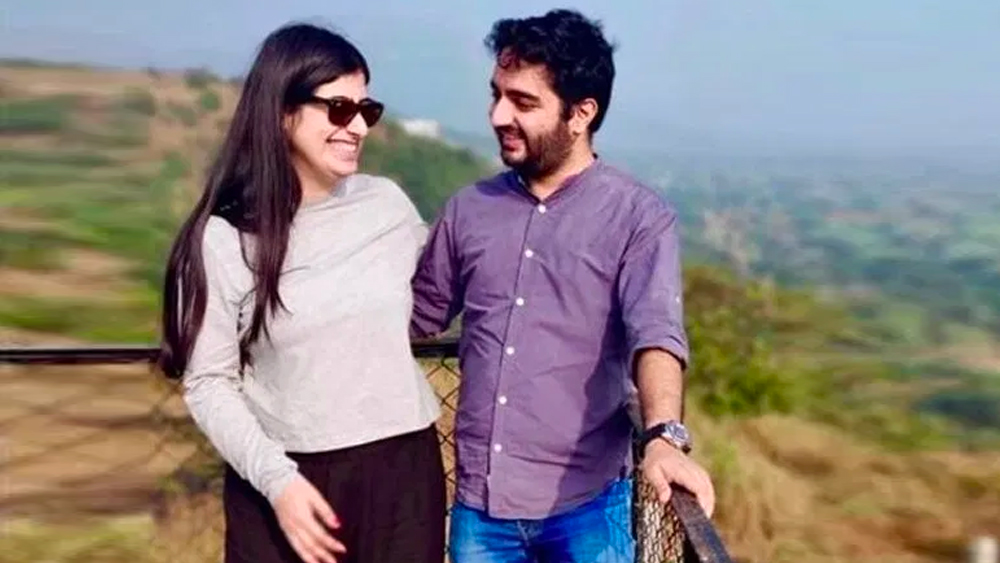 পরজানের ইনস্টাগ্রামে ডেলনার অনেক ছবি রয়েছে। তার মধ্যে একটি ছবিতে তাঁরা ‘হম তুম’ টি-শার্ট পরে রয়েছেন। সেই ছবি শেয়ার করে পরজান ক্যাপশনে লেখেন, ‘অবশেষে হম তার তুমকে খুঁজে পেয়েছে’।