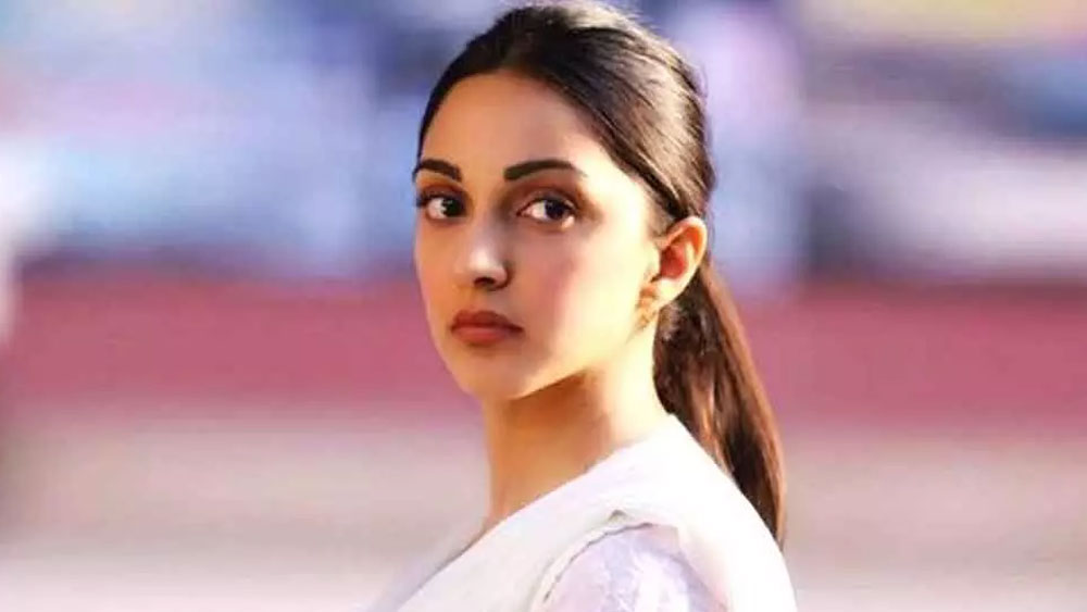 এর মধ্যে কর্ণর গল্পটিতে কিয়ারা এক নববধূর চরিত্রে অভিনয় করেছিলেন। যিনি স্বামীর সঙ্গে যৌন মিলনে অখুশি ছিলেন। সেখানেই ছিল স্বমেহনের দৃশ্যটি।