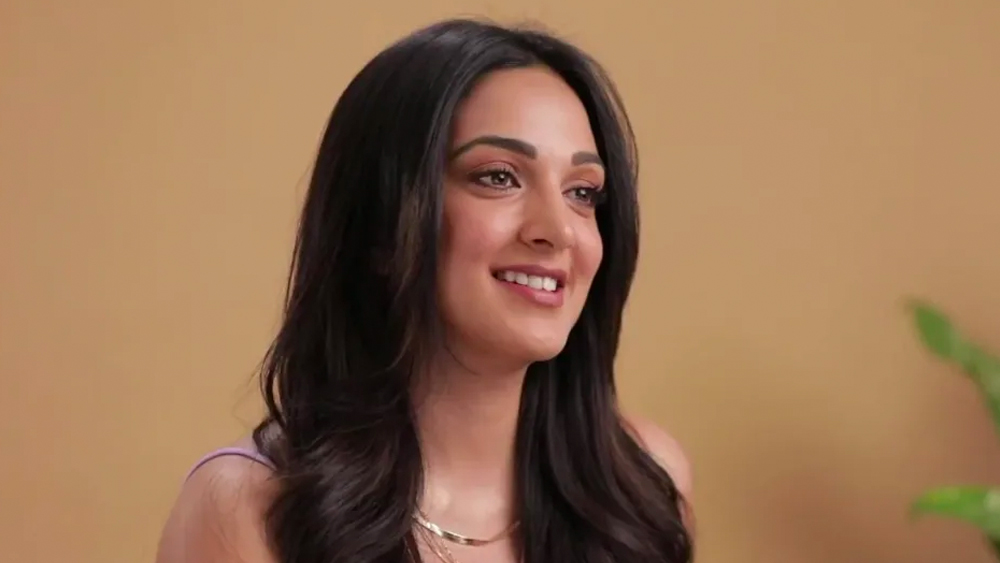 সম্প্রতি টুইঙ্কল খন্নার অনলাইন চ্যানেল ‘টুইক ইন্ডিয়া’র জন্য ভিডিয়ো শ্যুট করেন কিয়ারা। সেখানে তাঁকে বিভিন্ন বিষয় নিয়ে পরপর অনেকগুলো প্রশ্ন করা হয়। কিয়ারাকে সেগুলোর চটজলদি উত্তর দিতে হয়েছে।