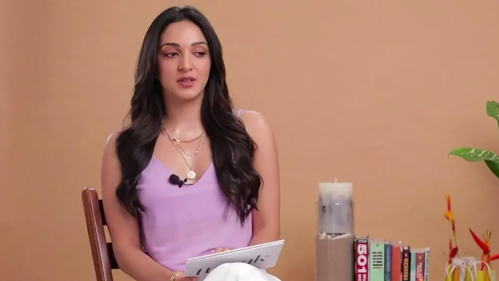 কলেজ জীবনের এক ভয়ঙ্কর অভি়জ্ঞতার কথাও বলেন কিয়ারা। কলেজ থেকে বেড়াতে নিয়ে যাওয়া হয়েছিল তাঁদের। ঠান্ডায় হোটেলের ঘরে রুমহিটার চলছিল। সেই হিটার থেকে আগুন লেগে যায় ঘরে। তবে কেউই আহত হননি।